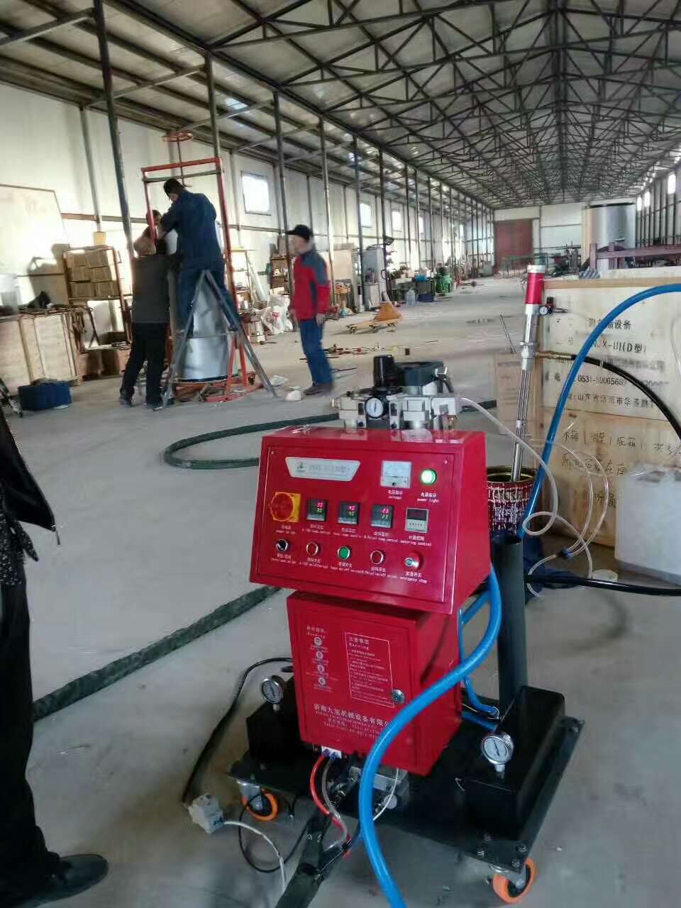 不銹鋼水箱保溫模塊用聚氨酯填充怎么樣 用哪種噴涂機(jī)(圖2) E型不銹鋼水箱保溫模塊用聚氨酯填充噴涂機(jī)